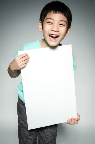 Retrato de criança asiática com placa em branco para adicionar seu texto  . — Fotografia de Stock