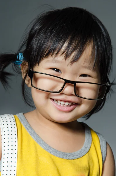 Retrato de feliz asiático lindo chica —  Fotos de Stock