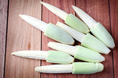 ahşap zemin üzerinde taze bebek Mısır