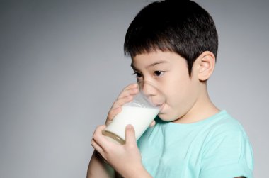 bir bardak süt içme küçük Asyalı çocuk portresi