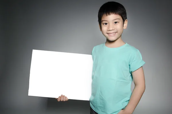 あなたのテキストを追加するための空白のプレートを持つアジアの子供の肖像画 . — ストック写真