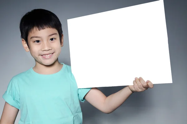 Portret van een Aziatisch kind met blanco bord voor Voeg je tekst toe . — Stockfoto