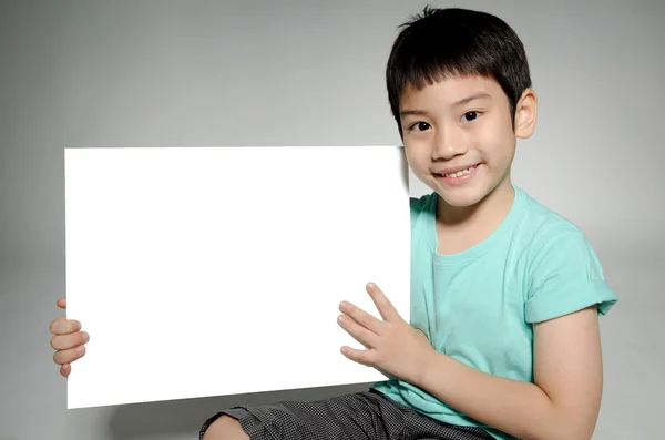 Portrait d'enfant asiatique avec plaque vierge pour ajouter votre texte  . — Photo