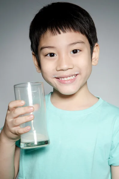 喝一杯牛奶的小亚洲男孩的肖像 — 图库照片
