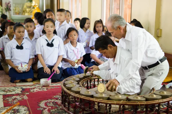 Chachengsal, Tayland - 8 Nisan 2014: tanımlanamayan öğretmen ve pu — Stok fotoğraf