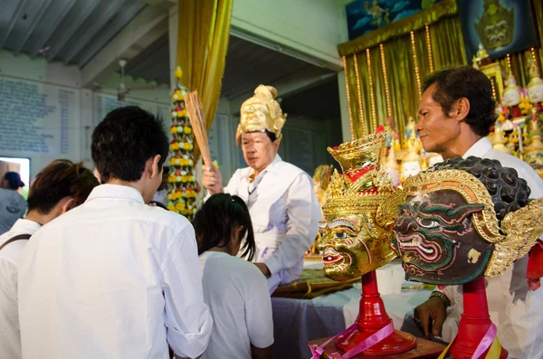 Chachengsal, thailand - 8. Mai 2014: nicht identifizierte Lehrer und Pu — Stockfoto