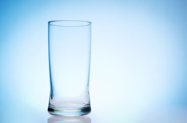 uzun boş bardak su bluebackground