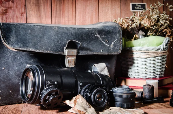 Bodegón fotografía de bellas artes en concepto vintage con cámara — Foto de Stock