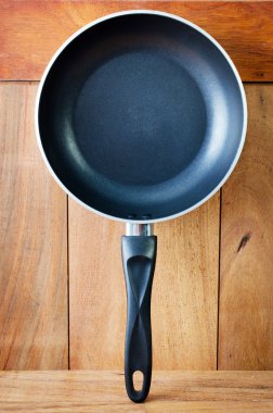 demir kızartma tavası ve ahşap duvar arka planı . 