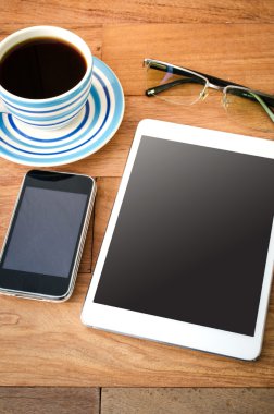  tablet pc, kahve ve cep telefonu
