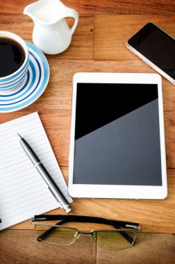  tablet pc, kahve ve cep telefonu