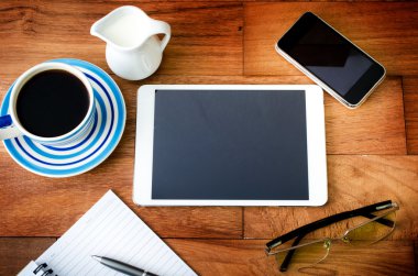  tablet pc, kahve ve cep telefonu