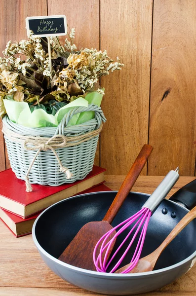 Крупный план сковороды для жарки железа и деревянной посуды — стоковое фото