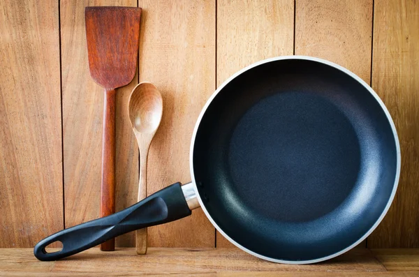 铸铁平底煎锅和木制餐具的特写 — 图库照片