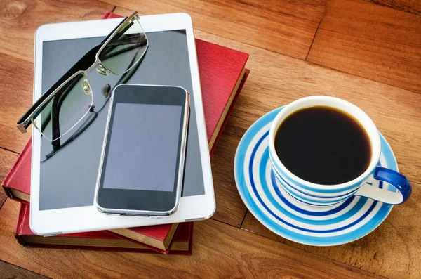 Tablet pc, kahve ve cep telefonu — Stok fotoğraf