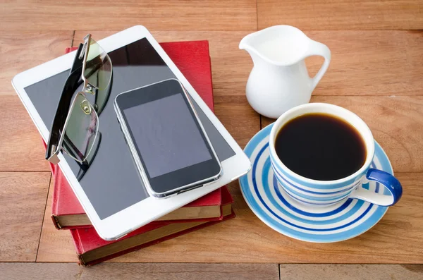 Tablet pc, kahve ve cep telefonu — Stok fotoğraf