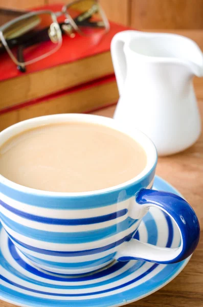 Taza de café en el escritorio de la oficina con — Foto de Stock