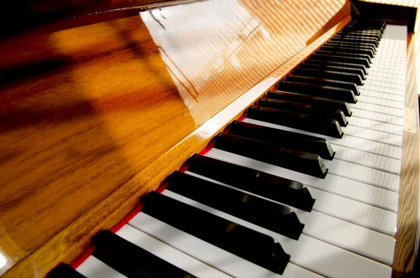 Крупный план клавиш пианино. закрытый лобовой вид — стоковое фото
