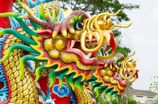 Китайская статуя дракона в храме — стоковое фото