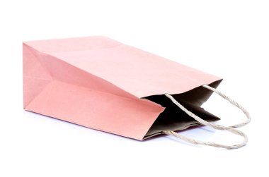 beyaz zemin üzerine pembe kağıt çanta