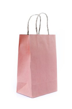 beyaz zemin üzerine pembe kağıt çanta