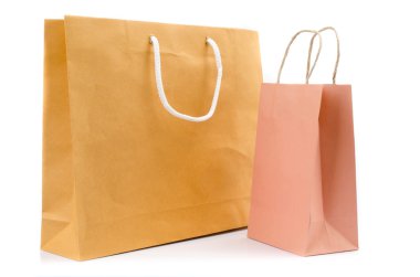 beyaz zemin üzerinde kahverengi kağıt torba