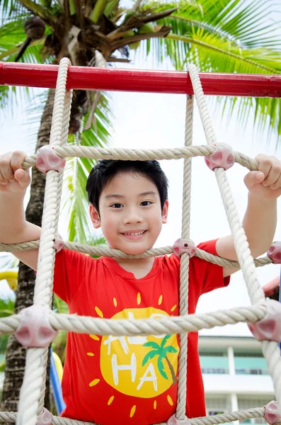 Glad asiatiska barn leker på lekplatsen — Stockfoto