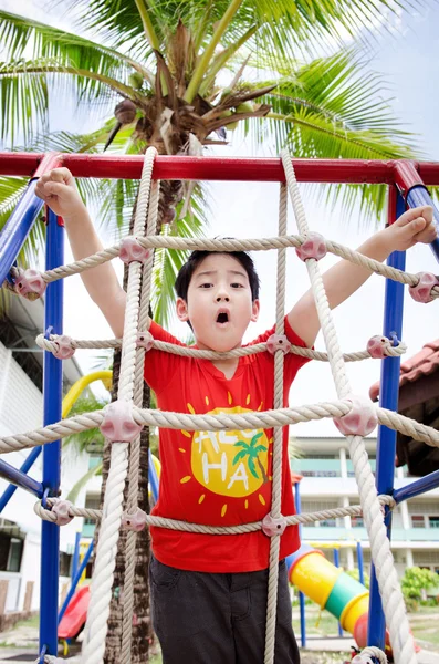 Heureux asiatique enfant jouer sur aire de jeux — Photo