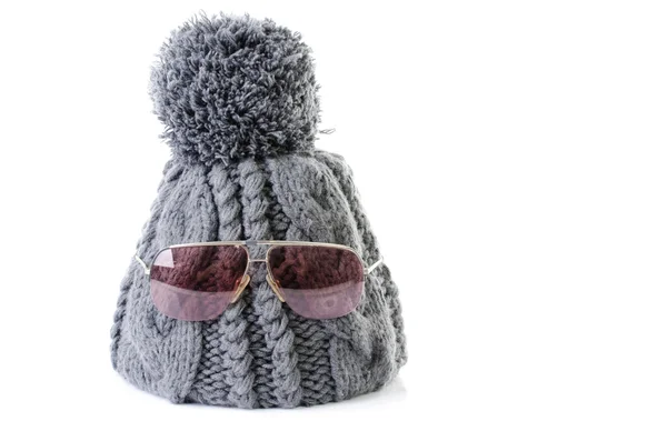 Chapeau d'hiver avec lunettes de soleil — Photo