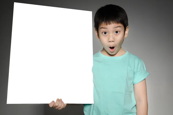 Aziatische schattige jongen met grote witte blanco plaat voor het toevoegen van uw tekst . — Stockfoto