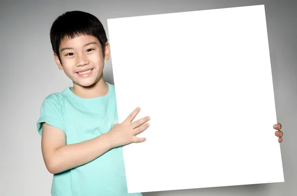 あなたのテキストを追加するための大きな白い空白のプレートを持つアジアのかわいい男の子 . — ストック写真