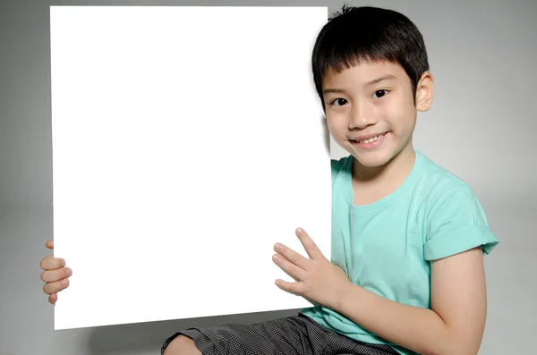 Портрет азиатского ребенка с пустым листом для добавления текста  . — стоковое фото