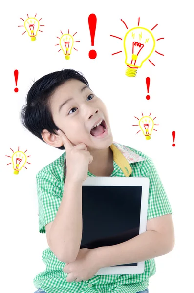 かわいいアジアの少年の分離をタブレット コンピューターを驚かせた — ストック写真