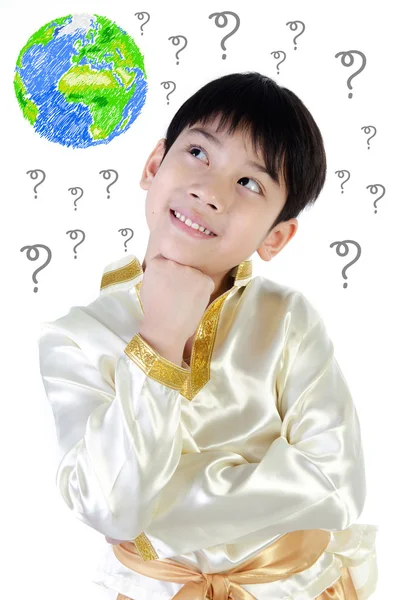 Asijský rozkošný chlapec v thajském kostýmu na bílém pozadí . — Stock fotografie