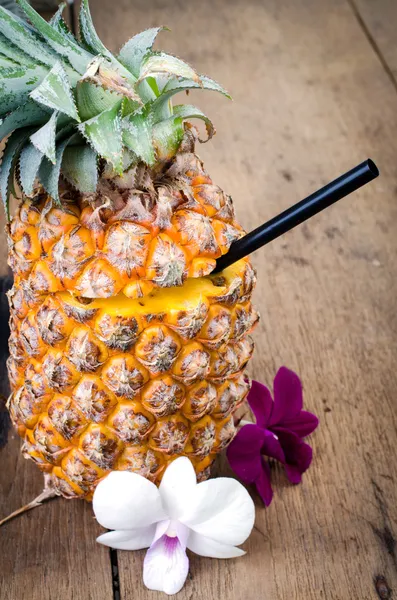 Succo di ananas con orchidea in frutta fresca — Foto Stock