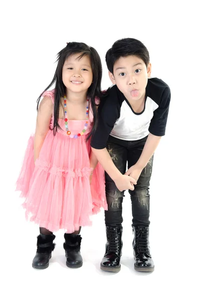 Muotokuva onnellinen aasialainen poika ja tyttö hauskaa — kuvapankkivalokuva