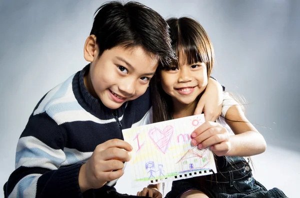 Pouco asiático menino e menina segurando imagem wiith palavra "Eu amo mo — Fotografia de Stock