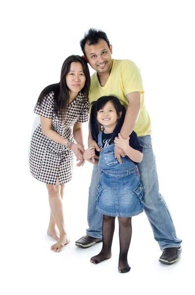 Glückliche asiatische Familie - isoliert über weiß — Stockfoto