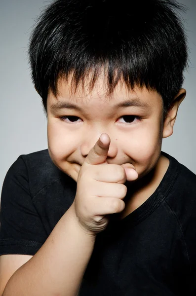 Portret van Aziatische schattige jongen — Stockfoto