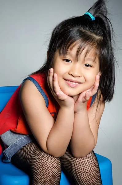Πορτρέτο του ευτυχής ασιατικό κορίτσι χαριτωμένη — Φωτογραφία Αρχείου