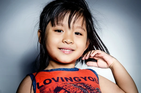 Muotokuva onnellinen aasialainen söpö tyttö — kuvapankkivalokuva