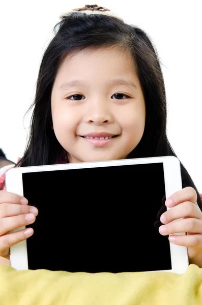 Pequeña chica asiática sonríe con tableta ordenador — Foto de Stock