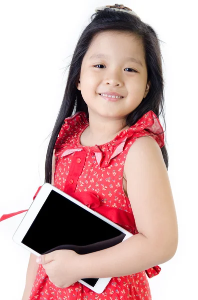 Piccola ragazza asiatica sorride con tablet computer — Foto Stock