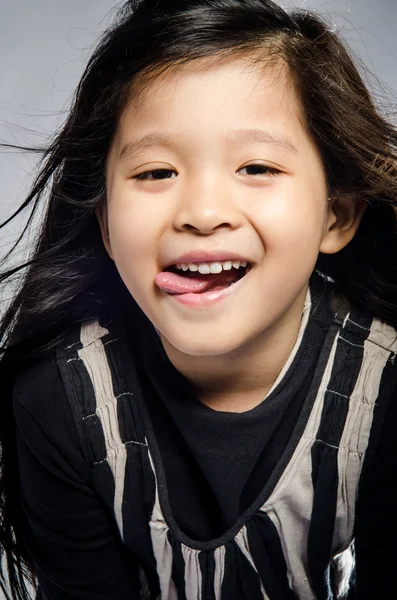 Muotokuva onnellinen aasialainen söpö tyttö — kuvapankkivalokuva