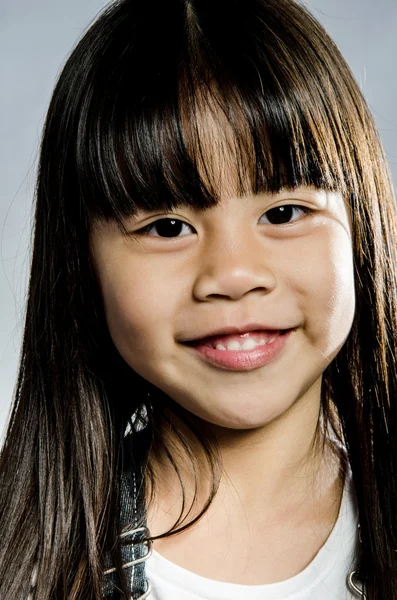 Portret van gelukkig Aziatische schattig meisje — Stockfoto