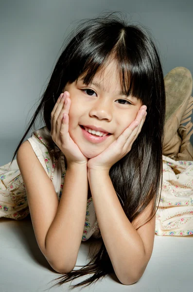 Porträtt av glad söt asiatisk tjej — Stockfoto