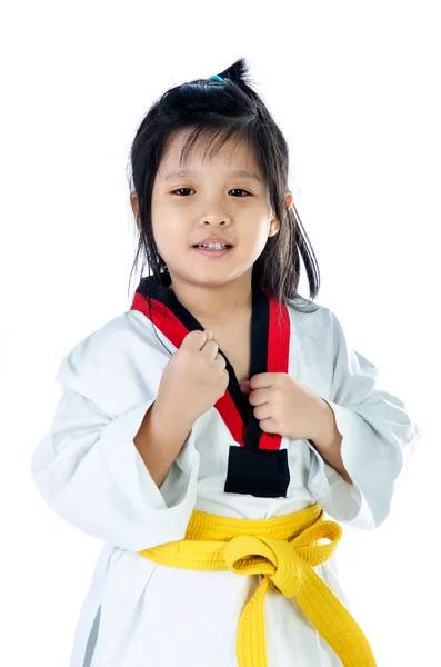 Pequeña chica asiática en un kimono con una banda amarilla — Foto de Stock