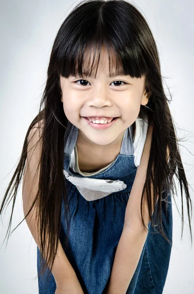 Portrét šťastný roztomilá Asiatka — Stock fotografie