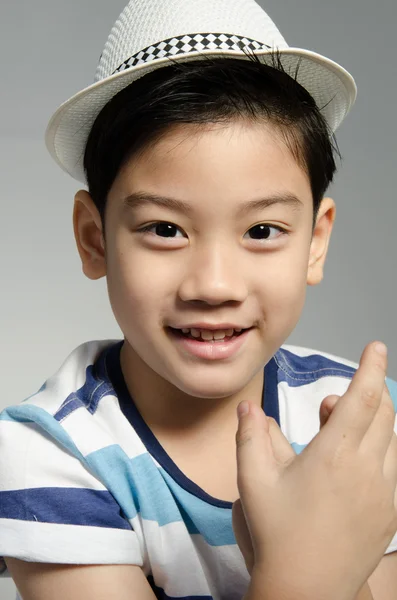 Portret van Aziatische glimlach jongen — Stockfoto