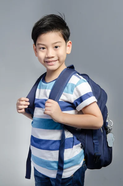 Petit asiatique enfant debout avec un kit sac pendu sur son devrait — Photo